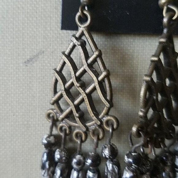 Macabre Multipack! Two pairs of earrings and 3 pinback buttons - 7 gothy pieces - Picture 7 of 9